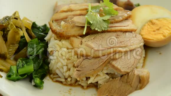 煮鸭肉片用勺子和叉子在米饭勺上加入鸡蛋调味酱视频的预览图