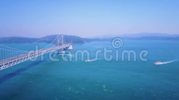 鸣人桥和漩涡观景船空中视频的预览图