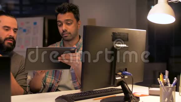 配备平板电脑的程序员在夜间办公视频的预览图