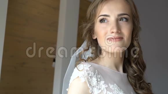 你婚礼当天的美丽新娘在房间里视频的预览图