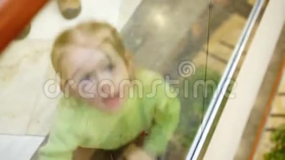 女孩在购物中心玩阳台扶手视频的预览图