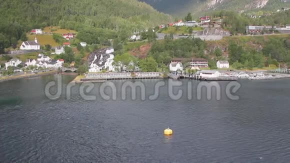 港口和岸上定居点的水域挪威Hellesylt视频的预览图