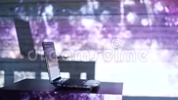 一个男人带着烟火在电脑上工作的影子假期工作视频的预览图