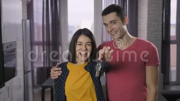 年轻夫妇带着新的家庭钥匙视频的预览图