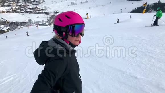 中年妇女滑雪视频的预览图
