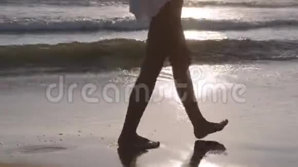 在海边沙滩上散步的女人年轻漂亮的女孩享受生活去海边暑假假期视频的预览图