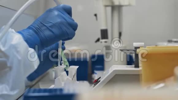 研究人员在分子遗传研究实验室工作场所进行DNA测试视频的预览图