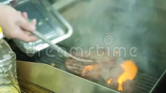 厨师烧肉4k视频的预览图