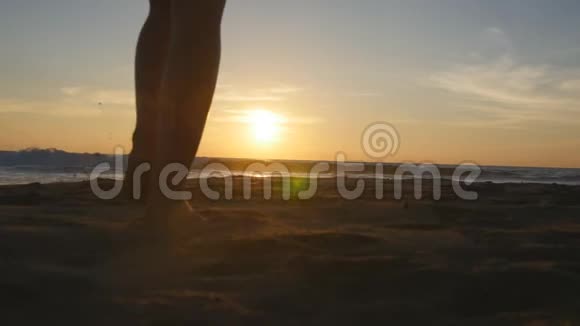 年轻的女游客带着背包在日落时步行到海边举起双手女孩徒步旅行者去桑迪视频的预览图