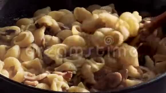 平底锅中有蘑菇的意大利面视频的预览图