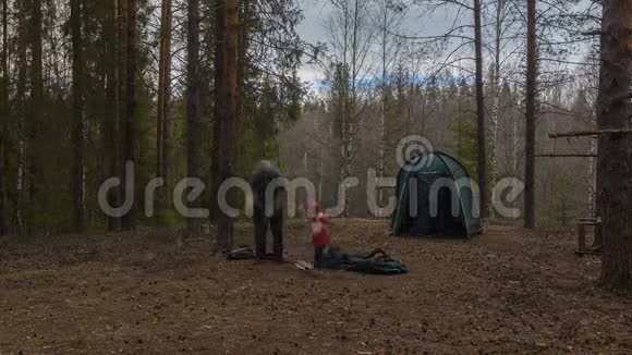 在木头上组装帐篷旅游休息时间推移视频的预览图