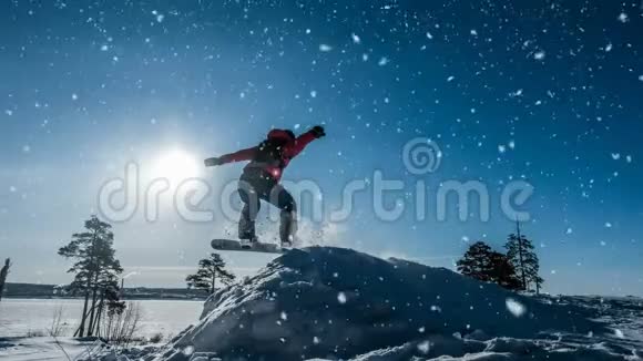 电影院新手滑雪板跳跃与轻雪跳板冬季景观视频循环视频的预览图