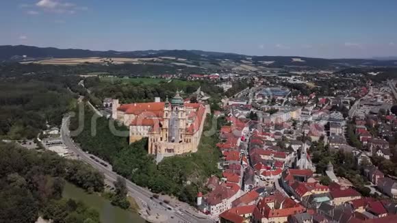 奥地利梅尔克修道院鸟瞰图视频的预览图