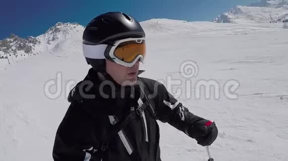 冬季高山滑雪自画像视频的预览图