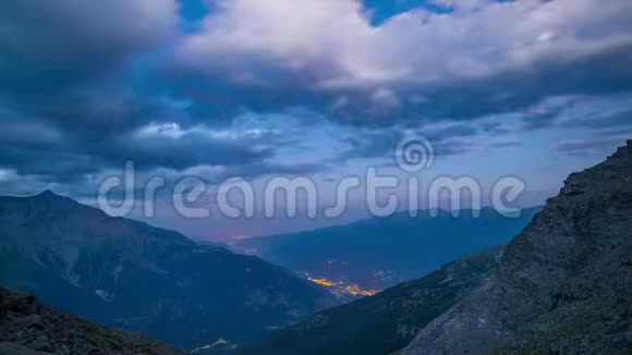 苏萨谷的时间从日落到夜晚到日出都灵省意大利山脊和山峰有移动的云视频的预览图