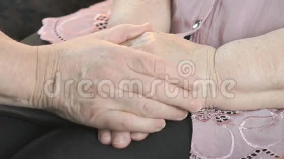 女人在生病时抚摸的手视频的预览图