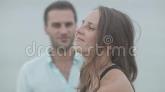 一对幸福的夫妻在海滩上接吻视频的预览图