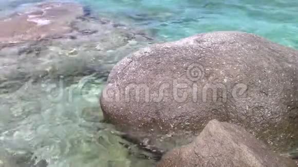 海岸上的岩石视频的预览图