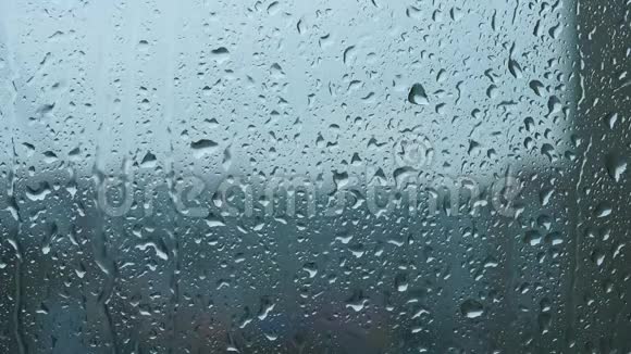 一阵大雨刮过窗户水流很快就顺着玻璃流下来视频的预览图