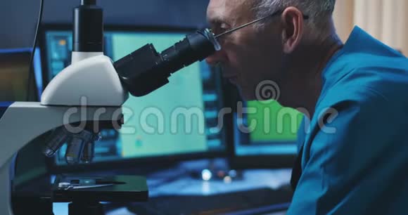 生物学家用显微镜分析样品视频的预览图