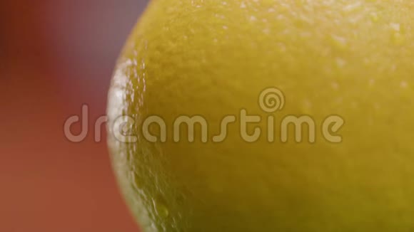 美丽的圆形黄色柠檬切成两半视频的预览图