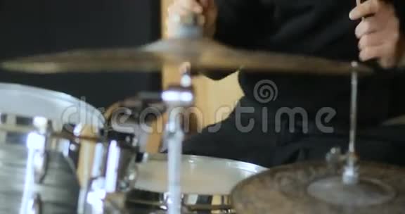 近距离鼓手艺术家爵士乐声演奏鼓音乐设备打击鼓槌圈套4k视频的预览图