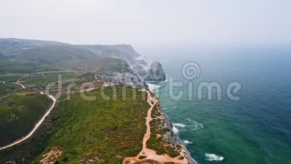 4葡萄牙辛特拉海岸线的鸟瞰图普拉亚达阿德拉加海滩和大西洋海岸白色海浪翻滚视频的预览图