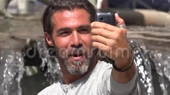 男人用手机自拍视频的预览图