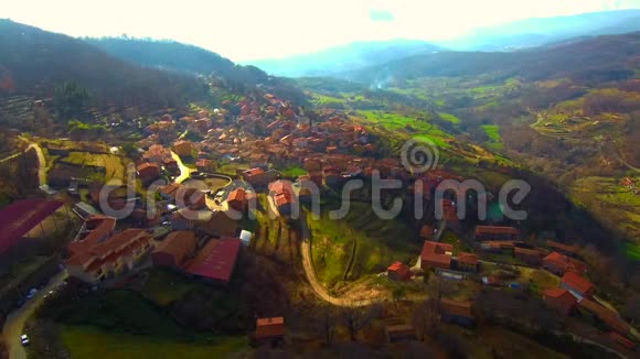 西班牙埃斯特雷马杜拉拉维拉格雷多斯山脉的鸟瞰图视频的预览图