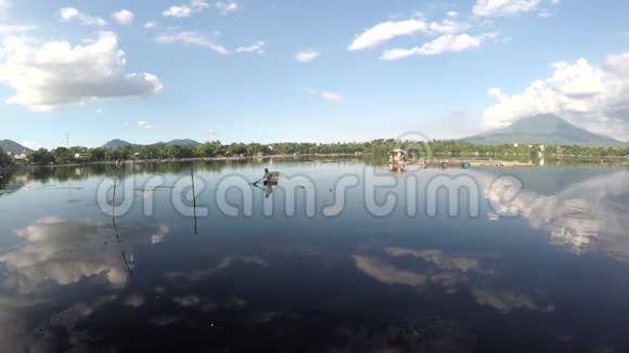湖边船夫用竹筏划过山间湖视频的预览图