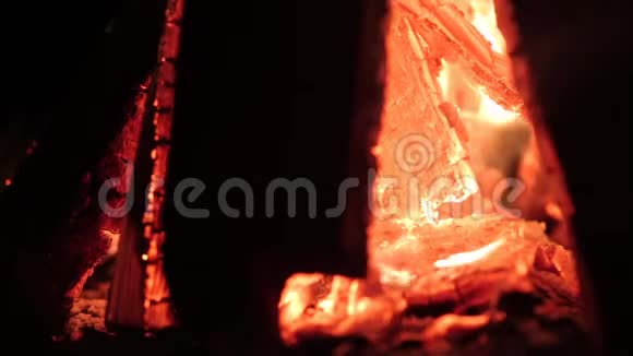 夜火燃烧特写暗秋夜篝火温暖视频的预览图