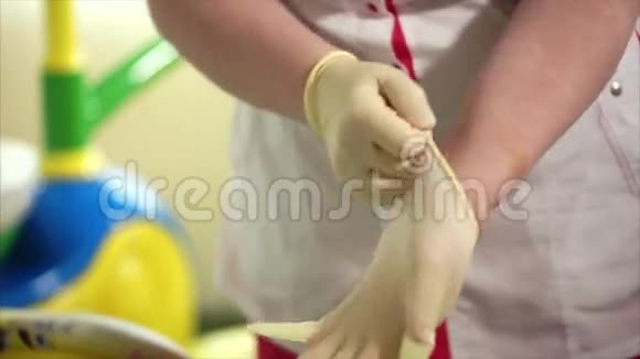 穿着乳胶手套护士双手的特写镜头穿着白色外套的女人视频的预览图
