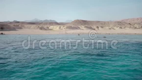 清澈清澈的红海深水和荒岛的海岸视频的预览图
