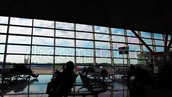 机场候机楼里人的剪影他们赶着飞机出差视频的预览图