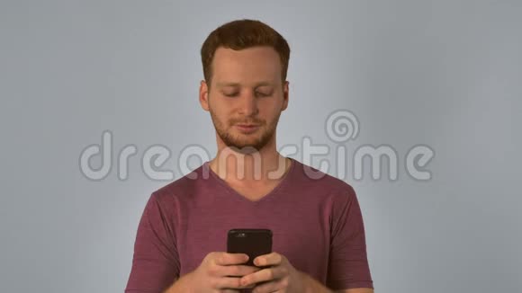 红发男性信息手机视频的预览图