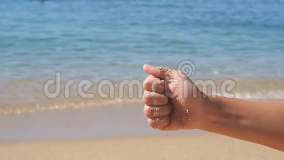 孩子在大海的背景上竖起大拇指视频的预览图