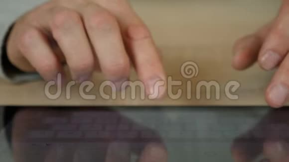男性手与平板接近用手指轻敲在平板电脑键盘上键入文本视频的预览图