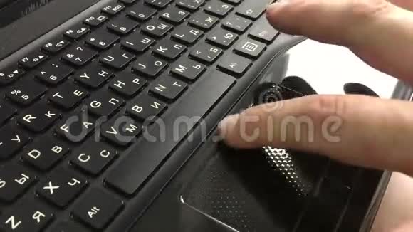 手指人和笔记本电脑视频的预览图