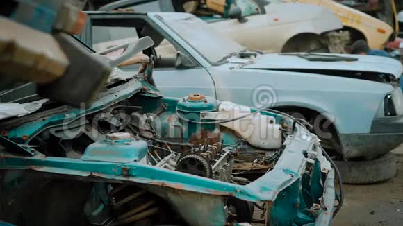 汽车引擎盖的特写镜头在汽车倾卸场上车辆将被运往金属视频的预览图
