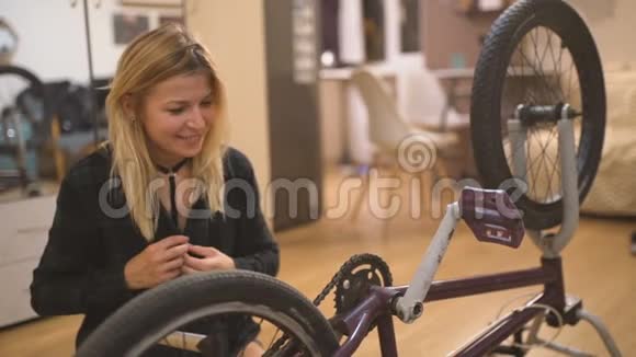 美丽的年轻女子用她的自行车视频的预览图