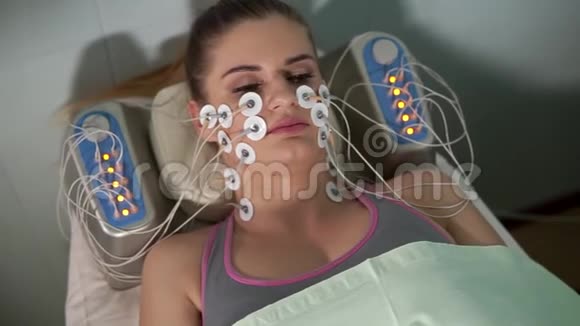 美容师的女人面部电刺激视频的预览图