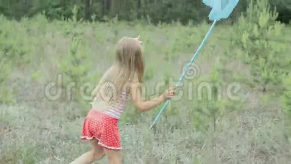 小女孩在森林附近的空地上玩耍视频的预览图