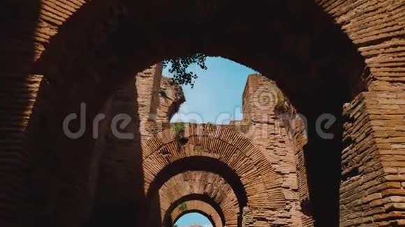 POV视频罗马论坛古建筑的走廊和拱门视频的预览图