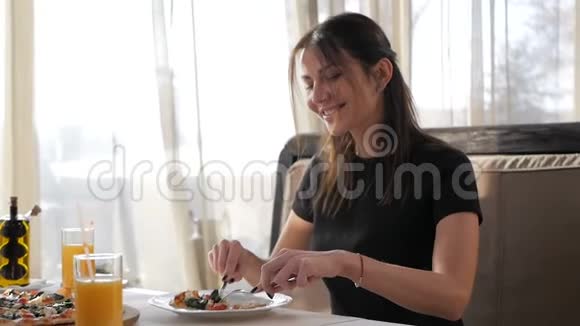 漂亮的女孩在餐馆吃美味的披萨视频的预览图