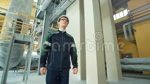 哈达的工程师在重工业工厂里走视频的预览图
