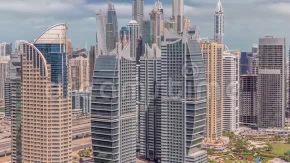 迪拜朱美拉湖塔区的住宅公寓和办公室视频的预览图