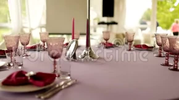 享受一张美丽的节日餐桌视频的预览图