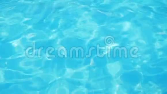 在池中蓝色的水面上荡漾着淡淡的倒影视频的预览图