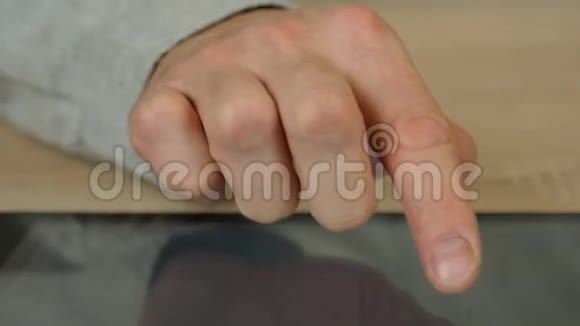 男性用手指在平板上写文字最接近了视频的预览图