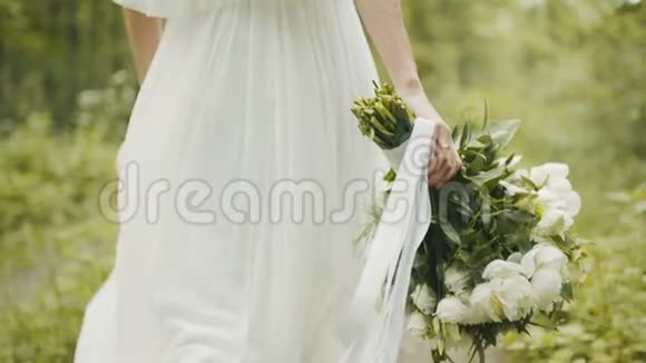 新娘手持婚礼花束特写粗鲁博霍视频的预览图